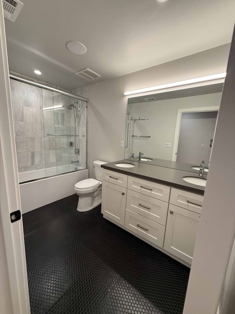 Professional bathroom cleaning Santa Clara CA — tile and grout scrubbed